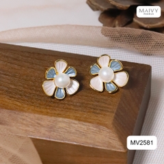 MV2581- Bông tai hoa 6 cánh nhấn nhụy ngọc trai ngọt tròn trắng sz 5-6mm