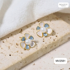 MV2581- Bông tai hoa 6 cánh nhấn nhụy ngọc trai ngọt tròn trắng sz 5-6mm
