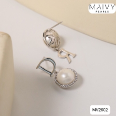 MV2602 - Bông tai ngọc trai trắng size 8mm đối xứng mix chữ DR