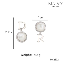 MV2602 - Bông tai ngọc trai trắng size 8mm đối xứng mix chữ DR
