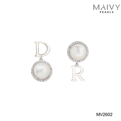 MV2602 - Bông tai ngọc trai trắng size 8mm đối xứng mix chữ DR