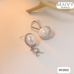 MV2602 - Bông tai ngọc trai trắng size 8mm đối xứng mix chữ DR