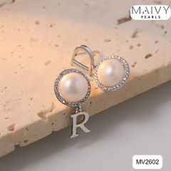 MV2602 - Bông tai ngọc trai trắng size 8mm đối xứng mix chữ DR