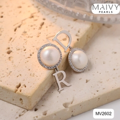 MV2602 - Bông tai ngọc trai trắng size 8mm đối xứng mix chữ DR