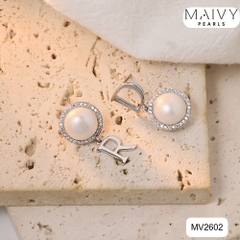 MV2602 - Bông tai ngọc trai trắng size 8mm đối xứng mix chữ DR