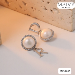 MV2602 - Bông tai ngọc trai trắng size 8mm đối xứng mix chữ DR