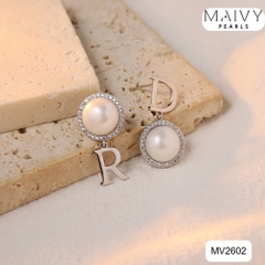 MV2602 - Bông tai ngọc trai trắng size 8mm đối xứng mix chữ DR
