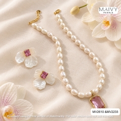 MV2610 - Set dây chuyền ngọc trai gạo màu trắng nhấn mặt đá cz hồng và bông tai xà cừ dáng hoa đào