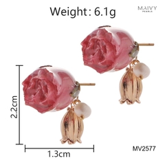 MV2577 - Bông tai hoa hồng phủ keo mix charm hoa linh lan 2 màu hồng/vàng