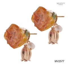 MV2577 - Bông tai hoa hồng phủ keo mix charm hoa linh lan 2 màu hồng/vàng