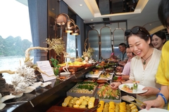 Combo Du thuyền Saquila Yacht + Khách sạn À La Carte Hạ Long