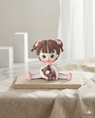 Chibi em bé hồng ôm gấu