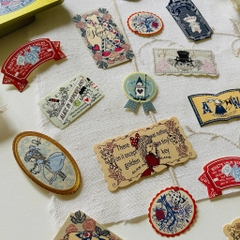 Các mẫu flake sticker hộp thiếc Alice in Wonderland by Shinzi Katoh