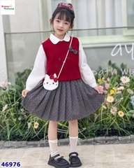 Set 3: sơ mi, chân váy xám, gile đỏ Kitty (tặng túi đeo)