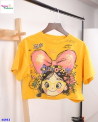 Áo croptop vàng cô gái