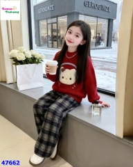 Áo len đỏ Kitty đeo tai nghe