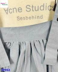 Set yếm xanh, áo kem SesBehind