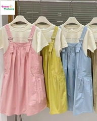Set yếm xanh, áo kem SesBehind
