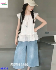 Set áo trắng dập hoa, quần jean đính đá