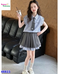 Set sơ mi caro xanh, váy xếp ly