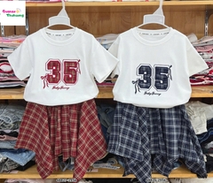 Set áo trắng in 35, váy caro xanh
