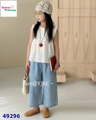 Set áo kem dập hoa, quần jean