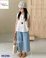 Set áo kem dập hoa, quần jean