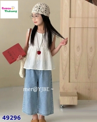 Set áo kem dập hoa, quần jean