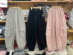 Quần kaki xám túi hộp thêu chữ