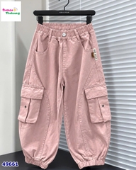 Quần kaki hồng túi hộp thêu chữ