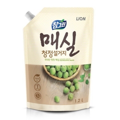 Nước rửa chén Lion tinh chất trái mơ 1,2L Hàn Quốc