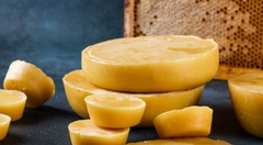Sáp ong cục vàng trắng