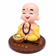 Tượng phật chú tiểu gõ mõ tụng kinh trang trí taplo ô tô, bàn thờ, chạy bằng năng lượng mặt trời