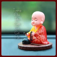 Tượng phật chú tiểu gõ mõ tụng kinh trang trí taplo ô tô, bàn thờ, chạy bằng năng lượng mặt trời