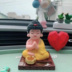 Tượng phật chú tiểu gõ mõ tụng kinh trang trí taplo ô tô, bàn thờ, chạy bằng năng lượng mặt trời