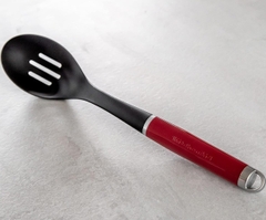 Muỗng có rãnh màu đỏ KitchenAid