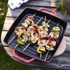 Staub - Chảo gang nướng vuông 2 quai màu đỏ cherry - 28x28cm (2.3L)