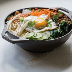 Chảo gang LODGE Wok có quai cầm chắc chắn tiện lợi