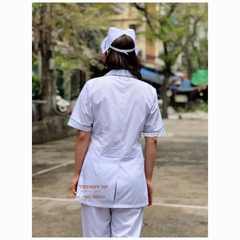 Bộ Blouse Trắng có viền Xanh Lá bo tròn cổ nữ tính - Áo blu trắng điều dưỡng, dược sỹ, thẩm mỹ viện, spa