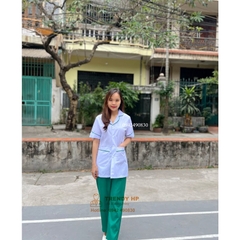 Bộ blouse trắng dáng ngắn viền bo tròn xanh lá kết hợp quần xanh lá cho dược sỹ, điều dưỡng, y tá, phòng khám, bệnh viện
