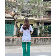 Bộ blouse trắng dáng ngắn viền bo tròn xanh lá kết hợp quần xanh lá cho dược sỹ, điều dưỡng, y tá, phòng khám, bệnh viện