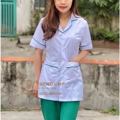 Bộ blouse trắng dáng ngắn viền bo tròn xanh lá kết hợp quần xanh lá cho dược sỹ, điều dưỡng, y tá, phòng khám, bệnh viện