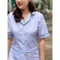 Bộ Blouse Trắng có viền Xanh Lá bo tròn cổ nữ tính - Áo blu trắng điều dưỡng, dược sỹ, thẩm mỹ viện, spa