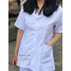 Bộ quần áo blouse trắng cộc tay Nữ - Áo blu trắng trơn xẻ túi chéo dáng ngắn qua hông cho dược sỹ, điều dưỡng, y tá, spa