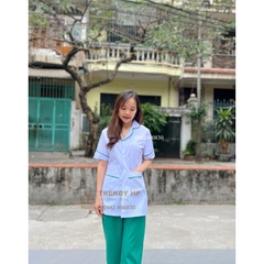Bộ blouse trắng dáng ngắn viền bo tròn xanh lá kết hợp quần xanh lá cho dược sỹ, điều dưỡng, y tá, phòng khám, bệnh viện