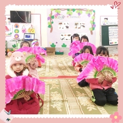 Quạt múa dành cho trẻ 3 màu đính kim sa nan tre , đạo cụ biểu diễn văn nghệ ( đơn giá 1 đôi)