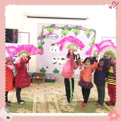 Quạt múa dành cho trẻ 3 màu đính kim sa nan tre , đạo cụ biểu diễn văn nghệ ( đơn giá 1 đôi)