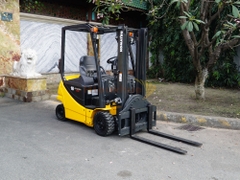 Xe nâng điện ngồi lái KOMATSU FB18-12 mâm xoay độc đáo