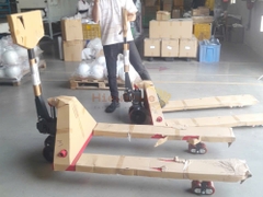 Xe nâng tay thấp 2.5 tấn TAIHU Model HTA25