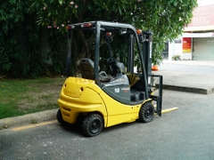 Xe nâng điện ngồi lái KOMATSU FB18-12 năm 2009, nâng cao 3m